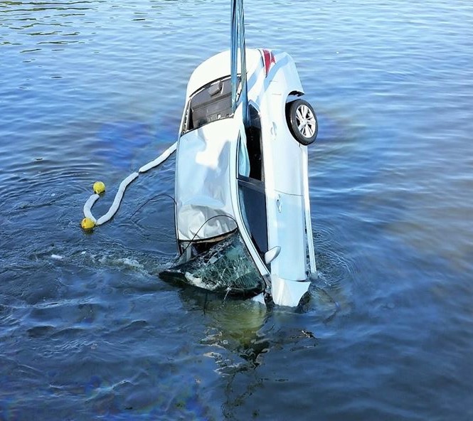 Minneola woman survives harrowing crash into Lake Harris
