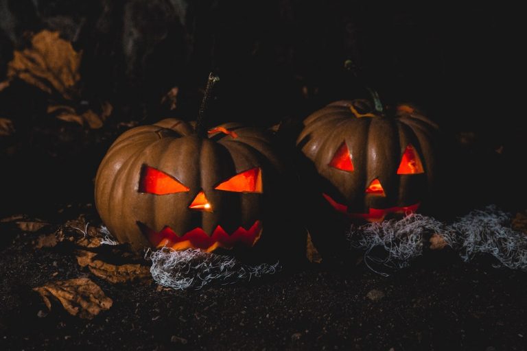 Jack-O-Lantern pumpkins in the dark - Toni Cuenca