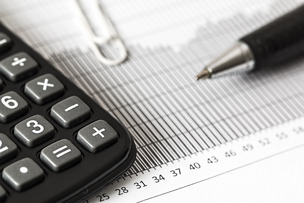Calculator and pen - Pixabay