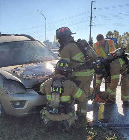 Ocala firefighters quickly extinguish blaze in vehicle on Interstate 75