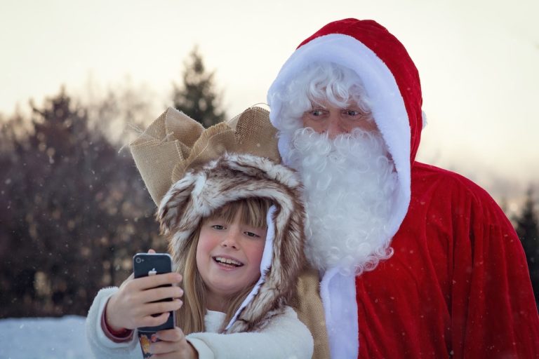 Santa and child taking selfie - Pixabay