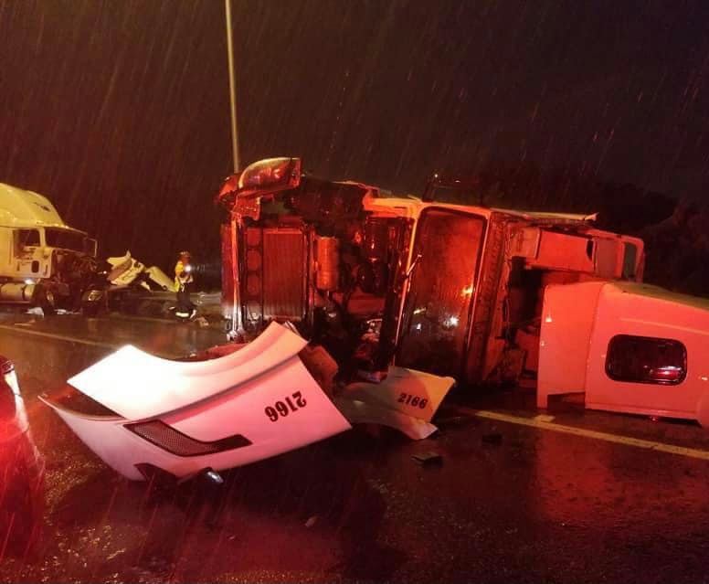 Semi truck jackknifed on I 75 2 Photo by R. Altman
