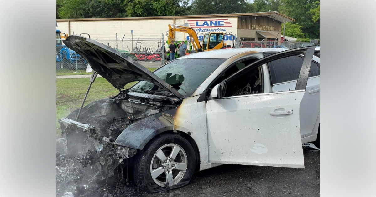 No injuries reported after vehicle catches fire in northeast Ocala 2
