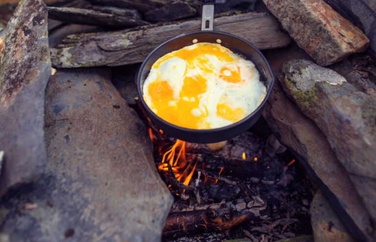 cast iron skillet eggs featured image