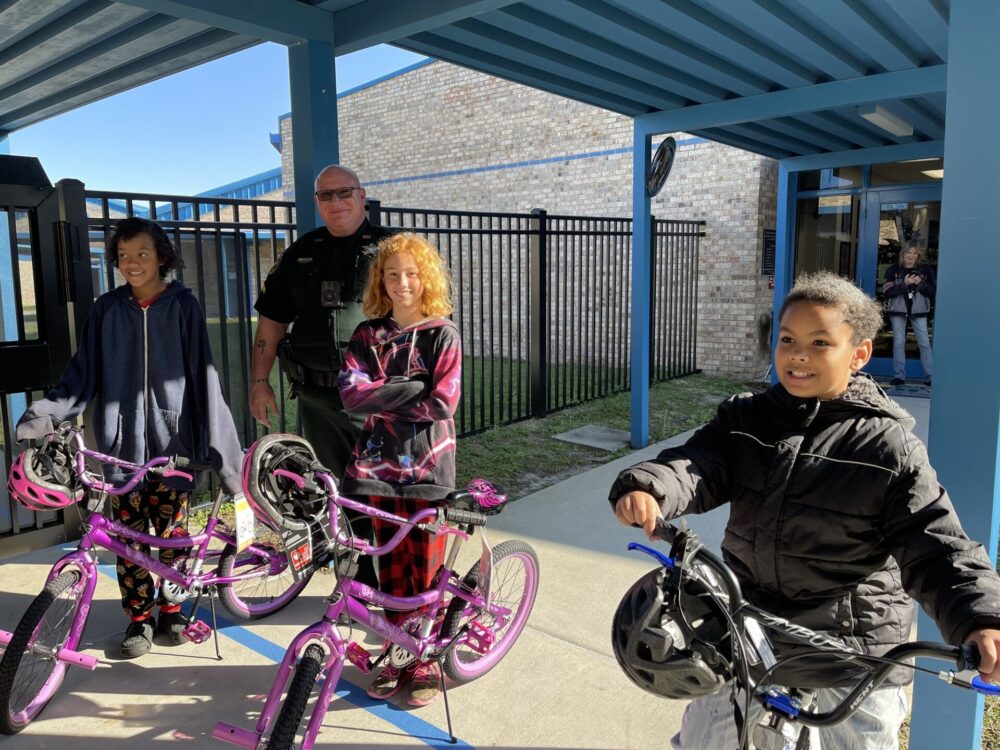 MCSO school resource deputy gets bicycles for three Maplewood Elementary students December 2022