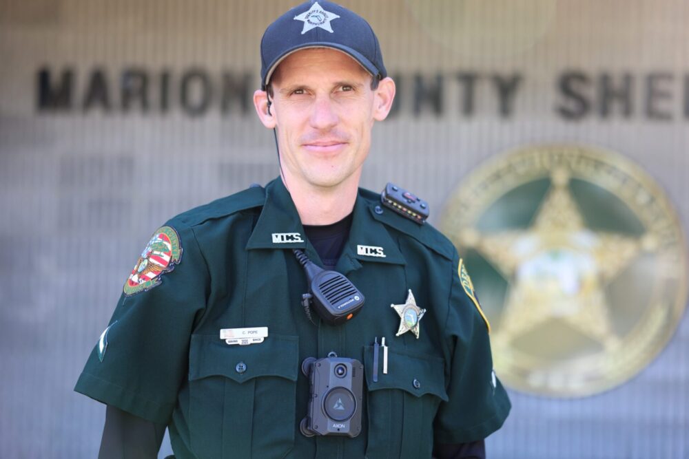 MCSO Deputy Pope helps resident
