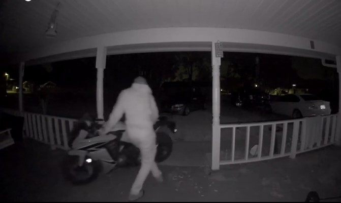 MCSO motorcycle theft suspect (A'pril 29, 2023) man taking motorcycle (4)