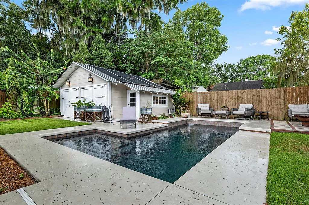 Pool and back yard of 3:2 bungalow for sale in Ocala (July 12)