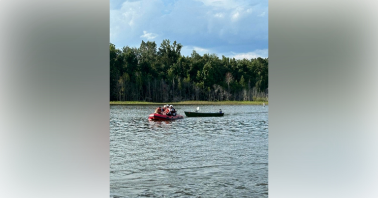 Stranded boater rescued on Lake Weir 1