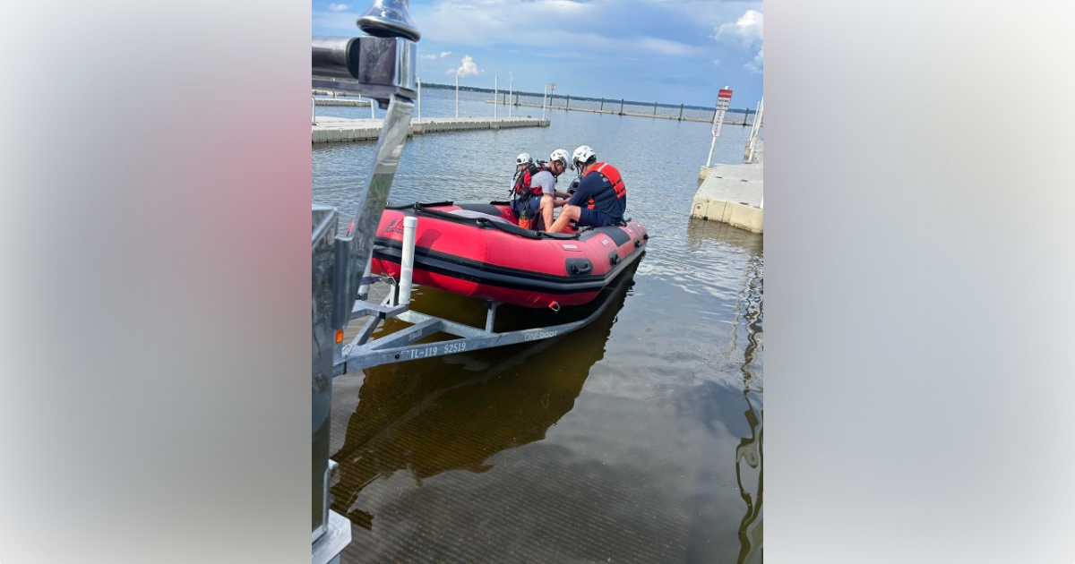 Stranded boater rescued on Lake Weir 2