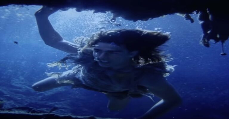Tom Cruise swimming underwater at Silver Springs State Park