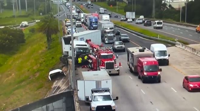 A semi-truck crashed on I-75 in Ocala on Tuesday morning, causing traffic delays for northbound motorists. (Photo: FL511)