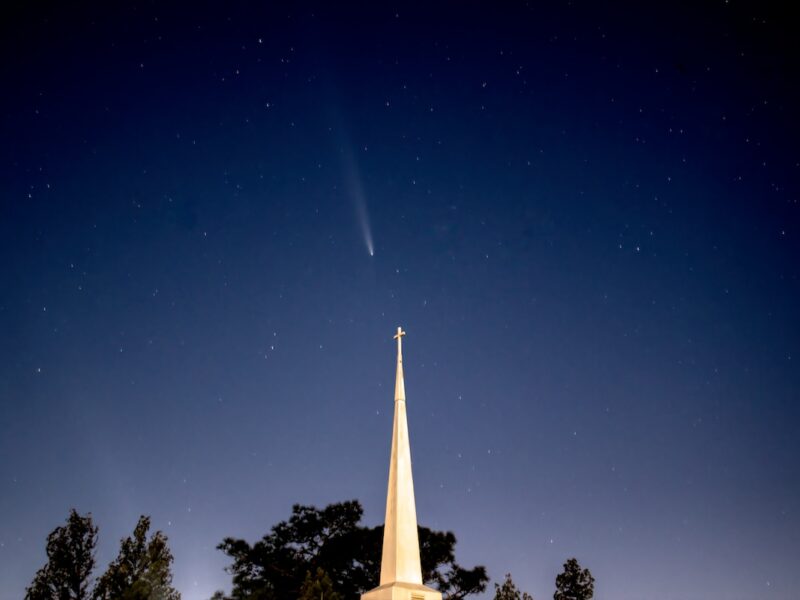 Comet Tsuchinshan-ATLAS in sky above church in Citrus Springs