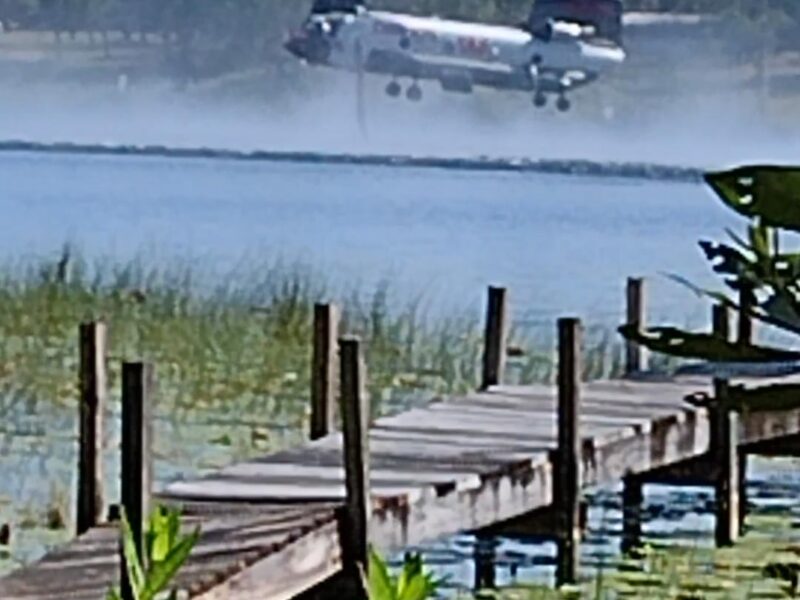 Firefighting helicopter pulling water from Lake Waldena