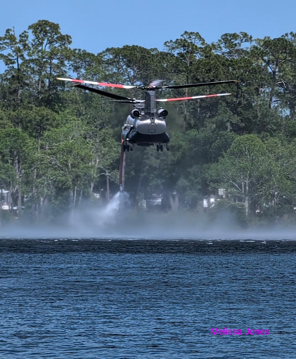 Firefighting helicopter refilling at Lake Waldena