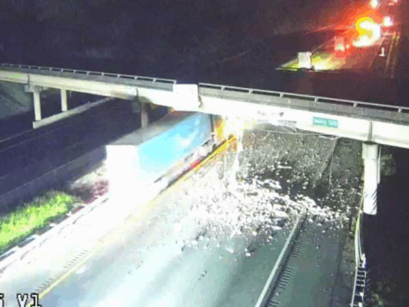 A dump truck that crashed into an overpass on Interstate 75 in Marion County has led to southbound lanes being temporarily blocked.