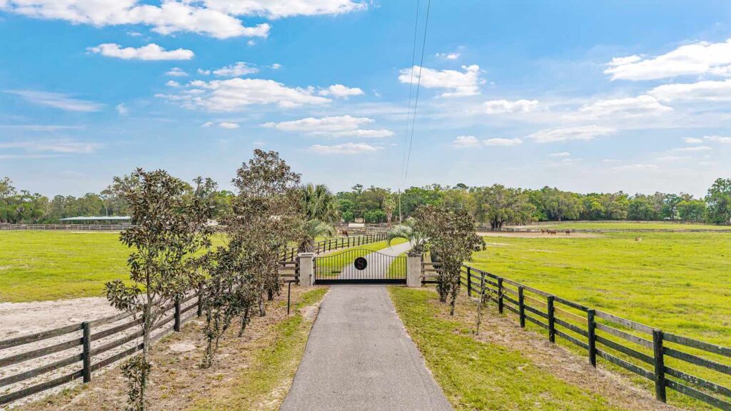 Smokey Willow Farm Entrance - Concierge Auctions, LLC