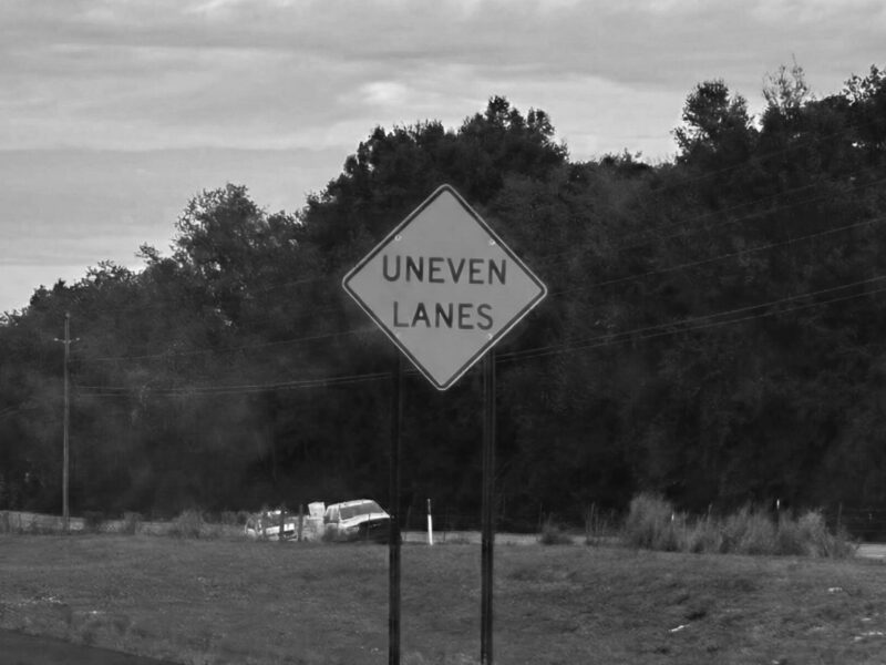 Uneven lanes sign
