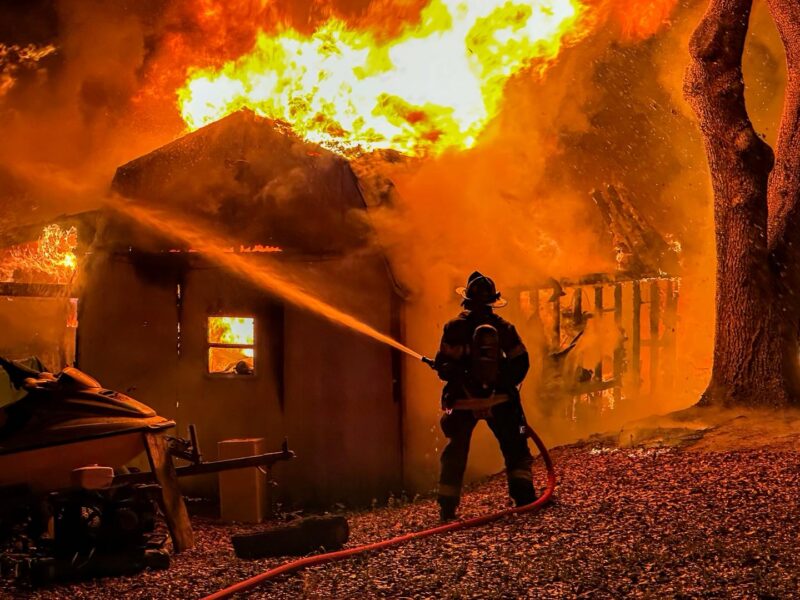 Fire burns through structuree in Belleview