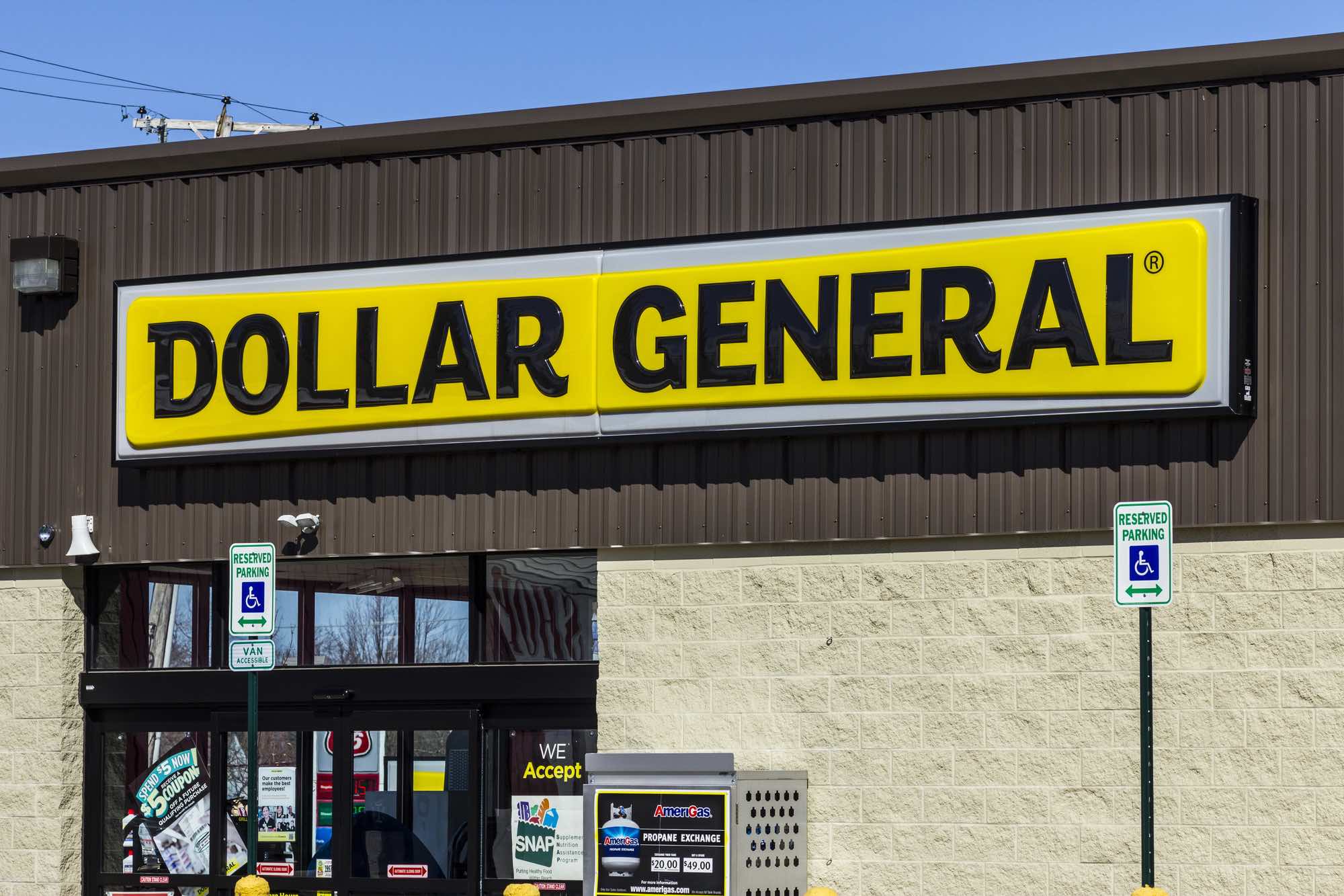 Marion woman sues Dollar General after tripping over discarded shelving