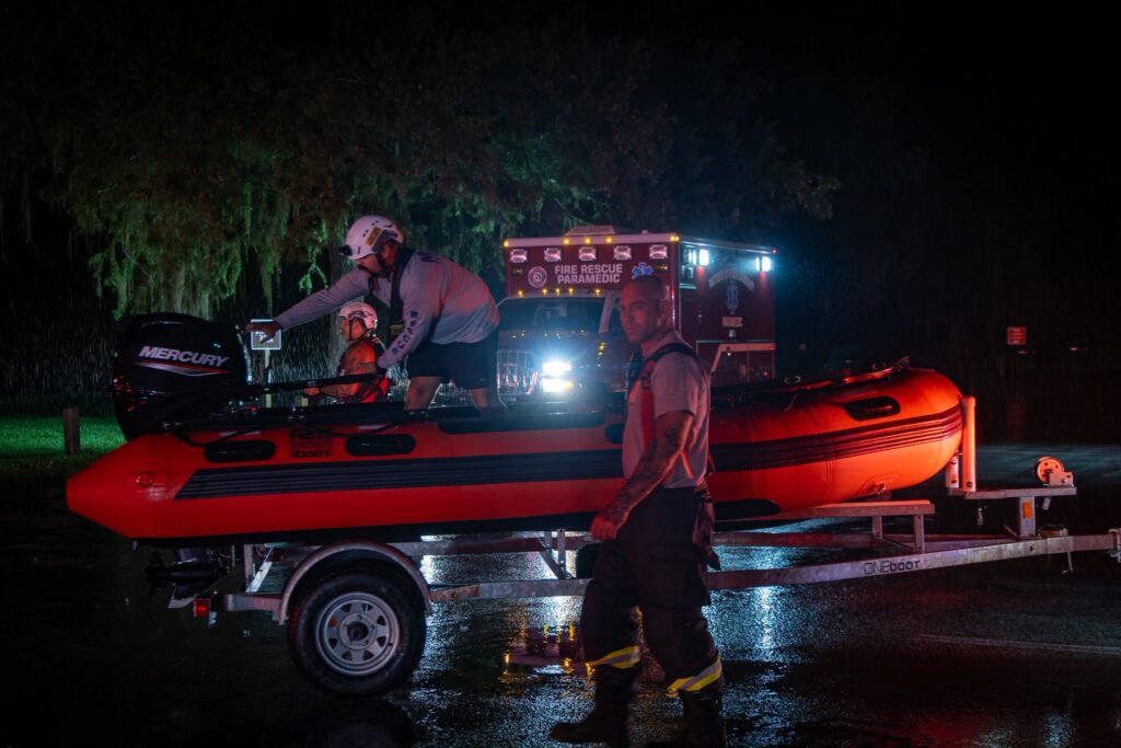 First responders rescue 4 people from sinking boat on Silver River