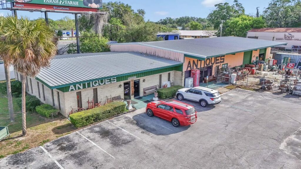 Diggers Antique Mall located at 1811 N Pine Avenue in Ocala