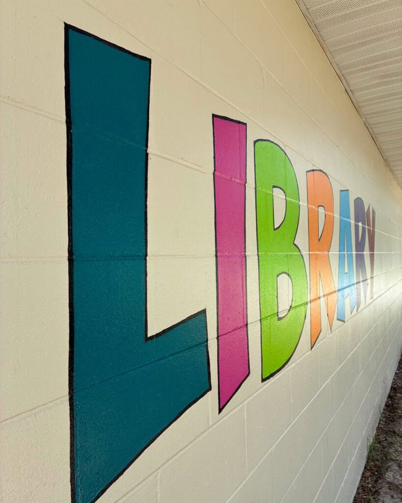 The word library is painted on the side of the Silver Springs Shores LIbrary